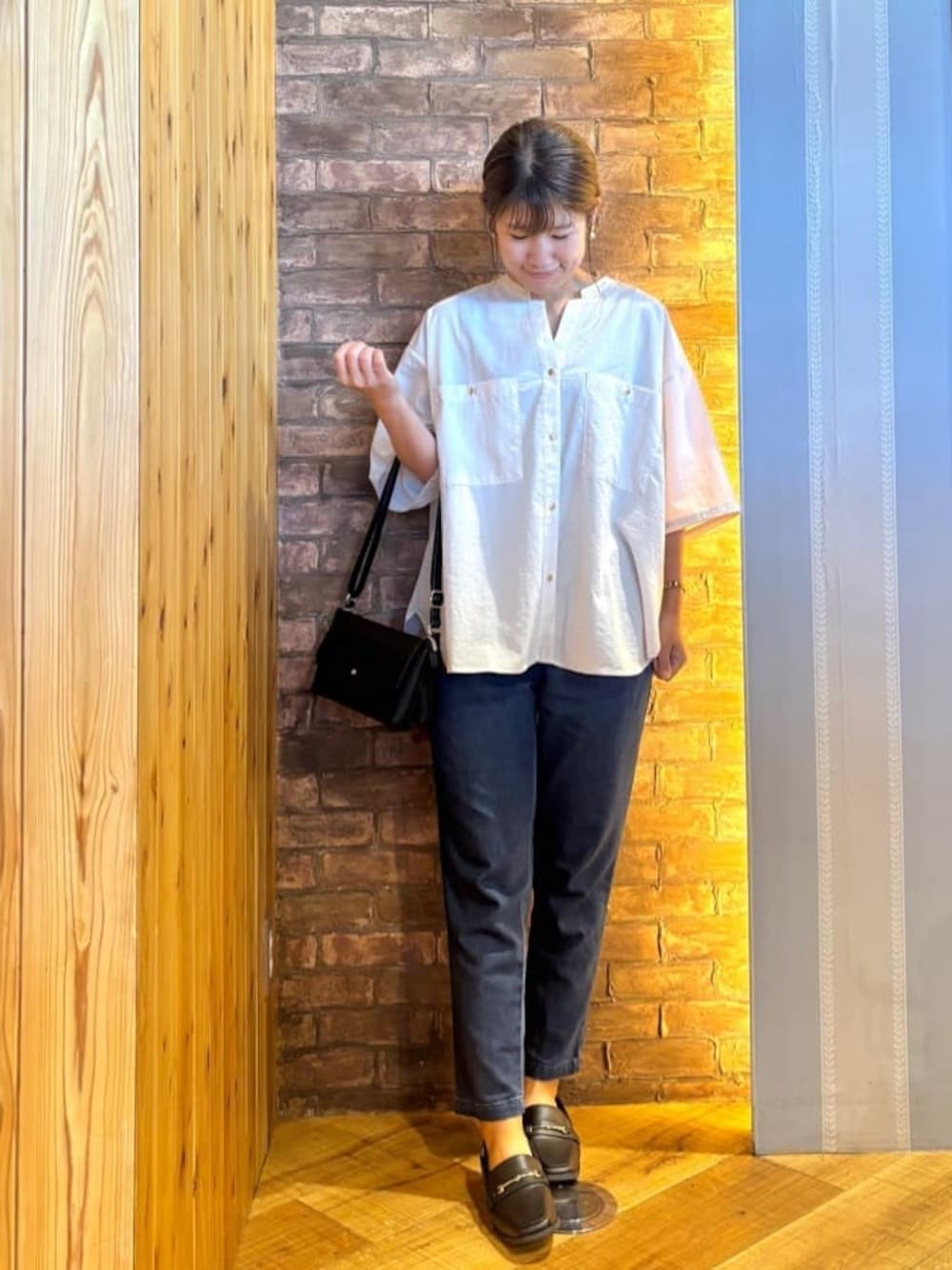 ベージュ系のシャツ/ブラウス、ブルー系のデニムパンツ、ブラック系のその他シューズを着用したレディースの秋コーディネートの1枚目の写真