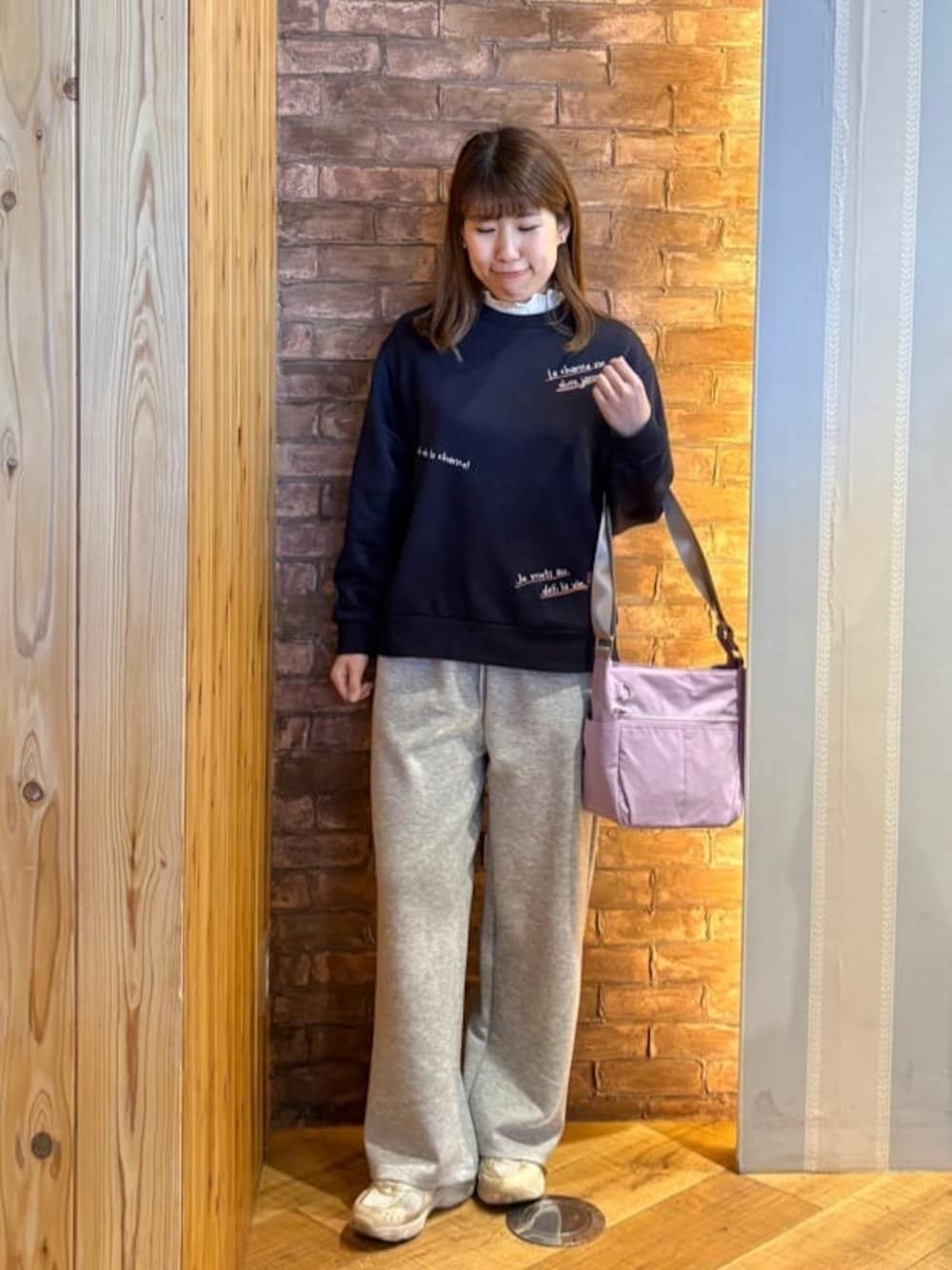 ブルー系のスウェット、ホワイト系のTシャツ/カットソー、グレー系のその他パンツを着用したレディースの冬コーディネートの1枚目の写真