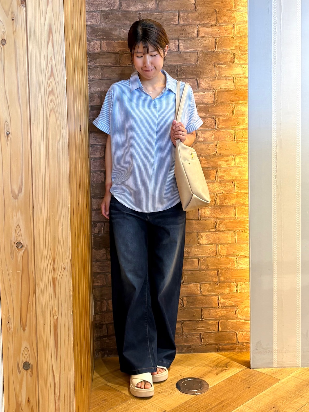 ブルー系のシャツ/ブラウス、ブルー系のその他パンツ、ベージュ系のサンダルを着用したレディースの夏コーディネートの1枚目の写真