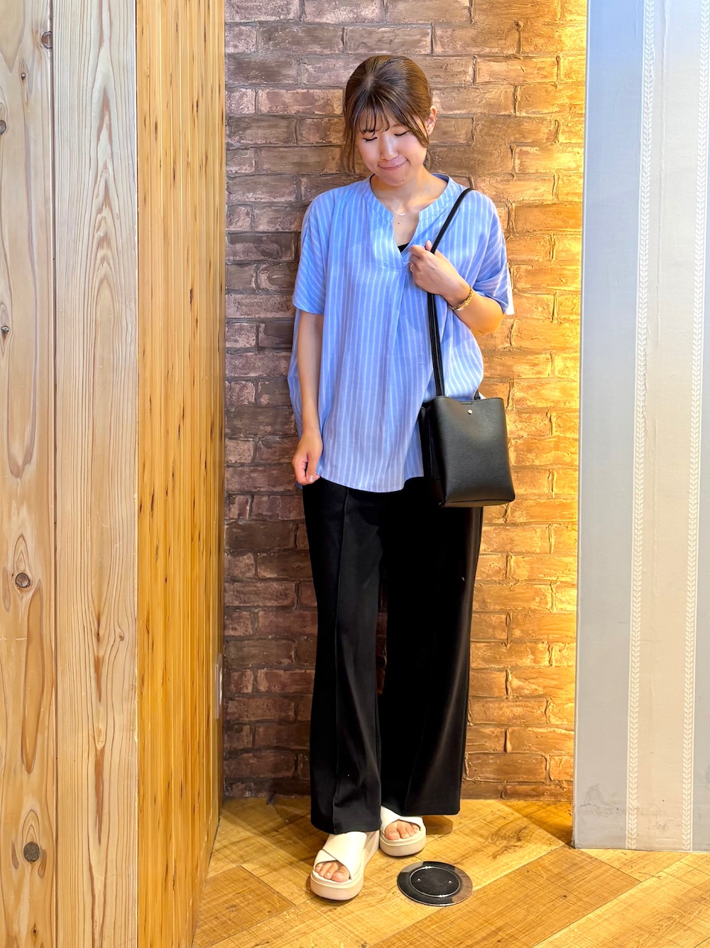 ブルー系のシャツ/ブラウス、ブラック系のその他パンツ、ベージュ系のサンダルを着用したレディースの夏コーディネートの1枚目の写真