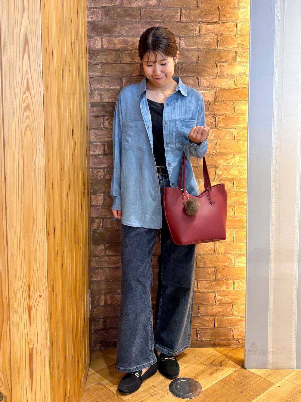 ブルー系のシャツ/ブラウス、ブルー系のデニムパンツ、ブラック系のその他シューズを着用したレディースの秋コーディネートの1枚目の写真