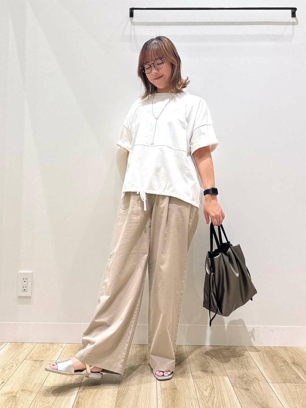 「大人カジュアル、カジュアル、ママコーデ、カジュアルコーデ、シンプルコーデ、サンダル、低身長、デート、休日コーデ、オフィスカジュアル、オフィス、30代、楽ちん、ウエストゴム、体型カバー」｜「URBAN RESEARCH DOORSの『再入荷』レーヨンコットンイージーパンツ（その他パンツ、ベージュ系）」を使った、ながせさん（レディース・156cm）の夏コーディネートの1枚目の写真