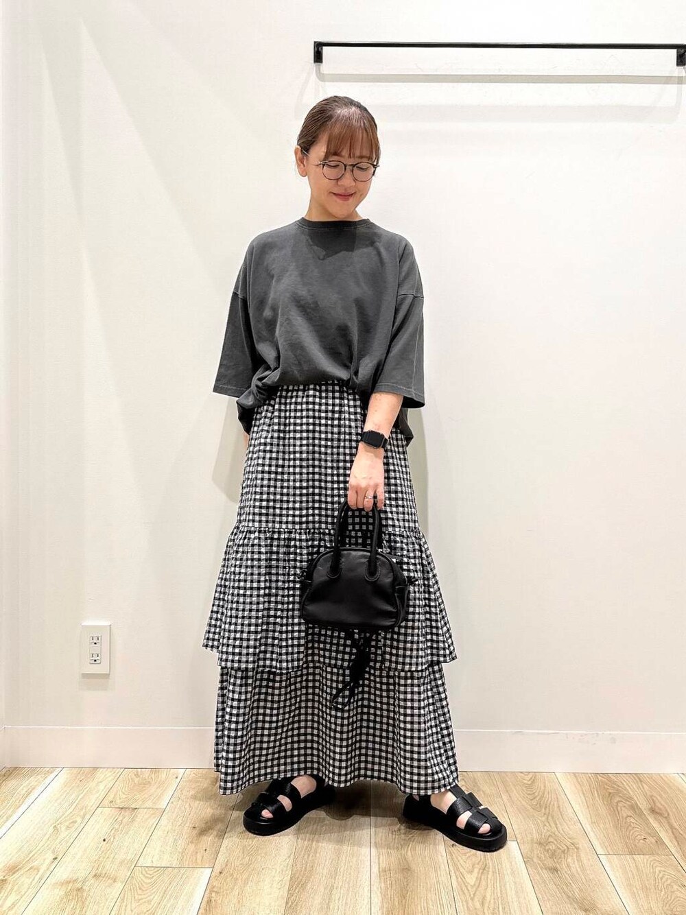 「トップス、大人カジュアル、チェック、カジュアル、Tシャツ、ママコーデ、カジュアルコーデ、URBANRESEARCH、シンプルコーデ、タイト、低身長、デート、休日コーデ、doors、30代」｜「URBAN RESEARCHのサッカーティアードロングスカート（スカート、その他）」を使った、ながせさん（レディース・156cm）の夏コーディネートの1枚目の写真
