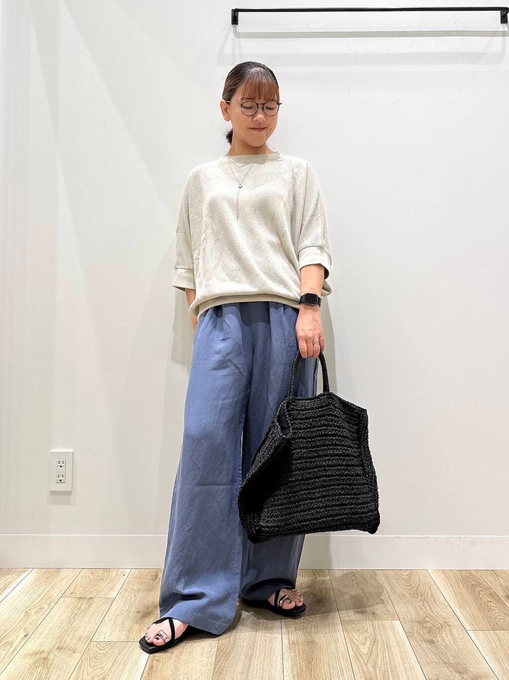 「大人カジュアル、カジュアル、ママコーデ、カジュアルコーデ、シンプルコーデ、サンダル、低身長、デート、休日コーデ、オフィスカジュアル、オフィス、30代、楽ちん、ウエストゴム、体型カバー」｜「SMELLYのニュアンスメタルスライドネックレス（ネックレス、シルバー系）」を使った、ながせさん（レディース・156cm）の夏コーディネートの1枚目の写真
