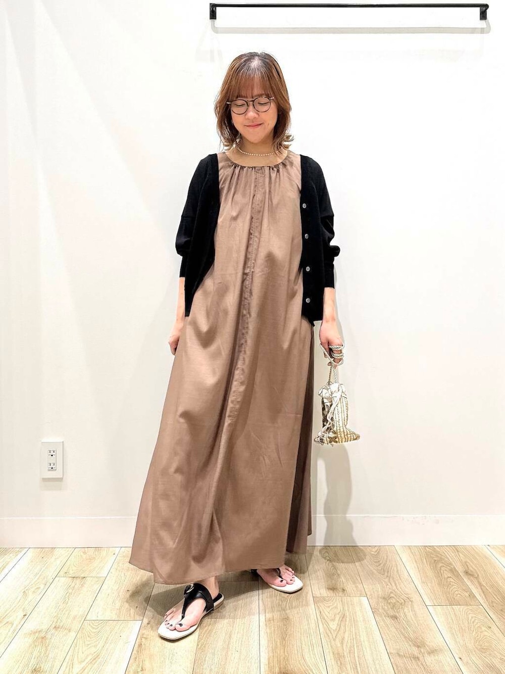 「ワンピース、大人カジュアル、カジュアル、ママコーデ、カジュアルコーデ、シンプルコーデ、低身長、デート、休日コーデ、doors、30代、楽ちん、体型カバー、骨格ナチュラル、30代前半」｜「URBAN RESEARCH DOORSのキャンバスコンビトングサンダル（サンダル、ブラック系）」を使った、ながせさん（レディース・156cm）の夏コーディネートの1枚目の写真