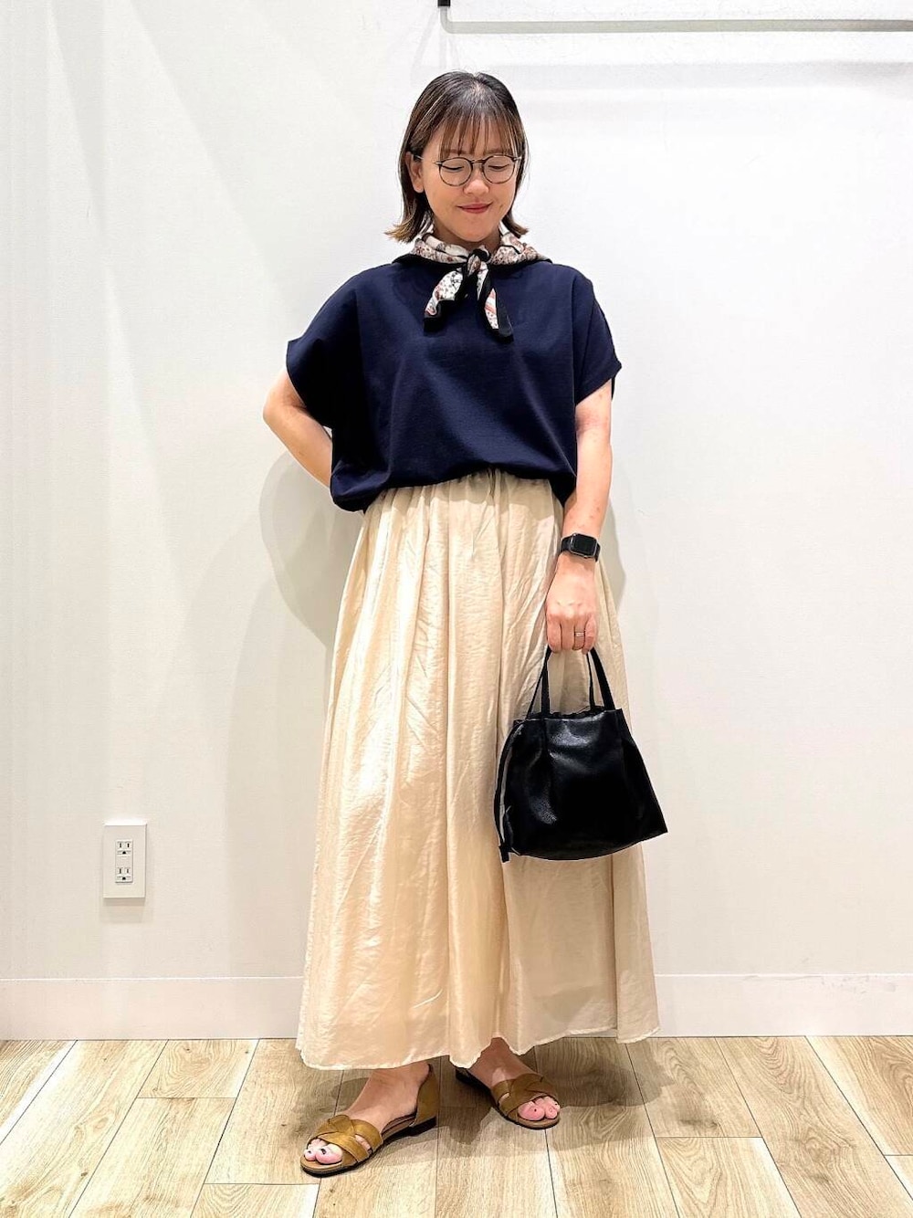 ブルー系のTシャツ/カットソー、イエロー系のサンダル、ブラック系のショルダーバッグを着用したレディースの夏コーディネートの1枚目の写真