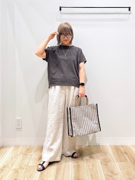 「URBAN RESEARCH DOORS（アーバンリサーチドアーズ）のリネンタッチBACKボタンプルオーバー（Tシャツ/カットソー、グレー系）」を使った、ながせさん（レディース・156cm）の夏コーディネート