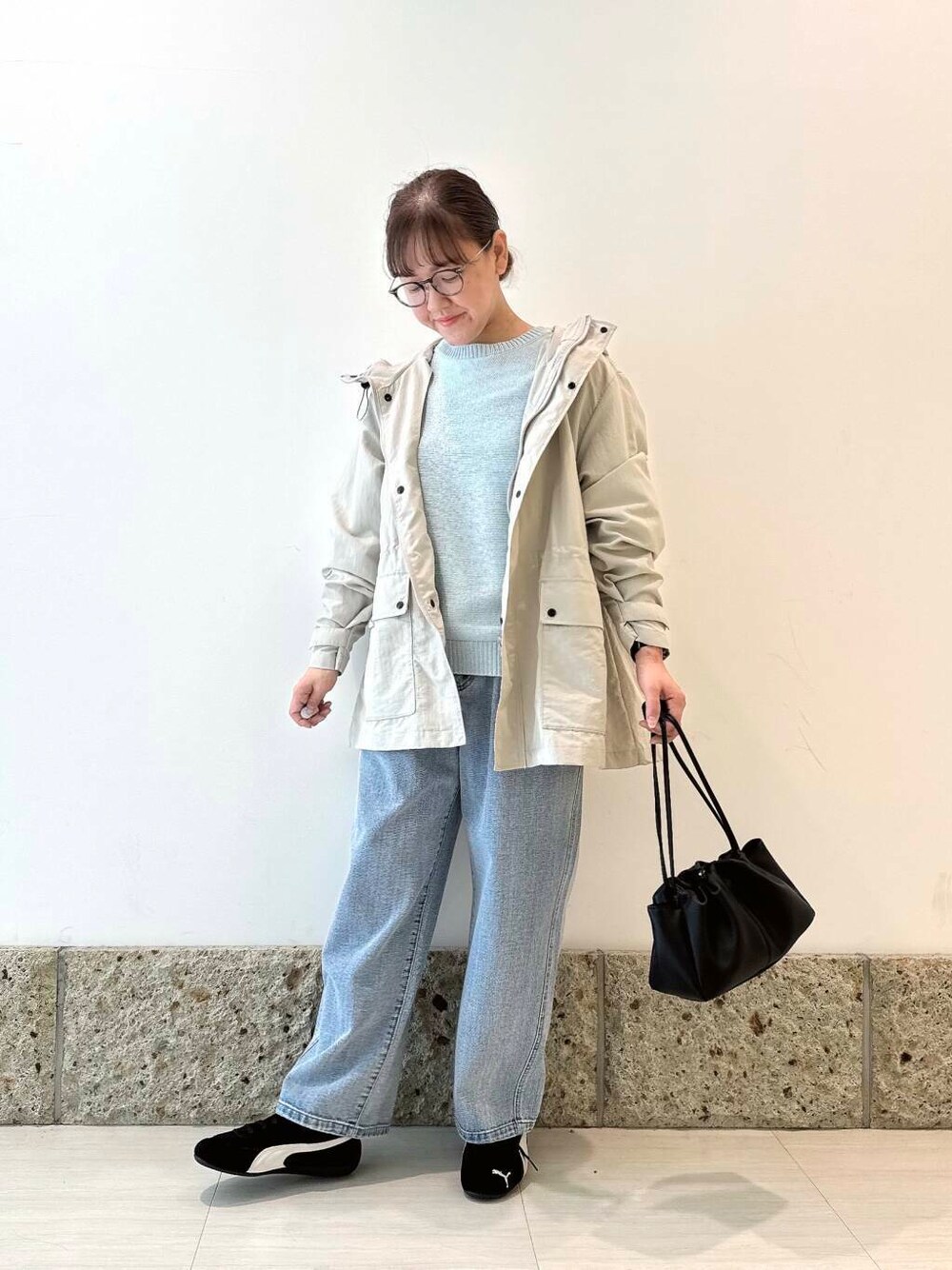 「ママコーデ、newarrival、doors、低身長コーデ、PUMA、30代、低身長オススメアウター、ナチュラル×イエベ、ナチュラル×カジュアル、新作スニーカーコーデ」｜「URBAN RESEARCH DOORSの2タックギャザーデニムパンツ（デニムパンツ、ブルー系）」を使った、ながせさん（レディース・156cm）の春コーディネートの1枚目の写真