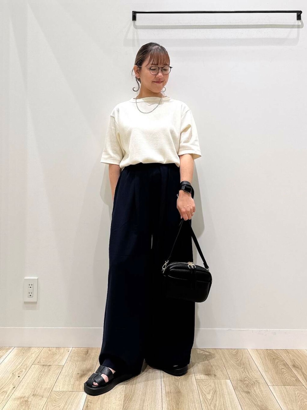 「大人カジュアル、カジュアル、ママコーデ、カジュアルコーデ、シンプルコーデ、サンダル、低身長、デート、休日コーデ、オフィスカジュアル、オフィス、30代、楽ちん、ウエストゴム、体型カバー」｜「RODE SKOのプレーンショルダーバッグ（ショルダーバッグ、ブラック系）」を使った、ながせさん（レディース・156cm）の夏コーディネートの1枚目の写真