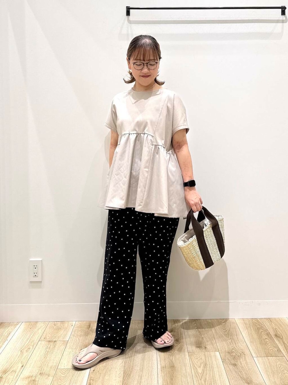 「大人カジュアル、カジュアル、ママコーデ、カジュアルコーデ、シンプルコーデ、サンダル、低身長、デート、休日コーデ、オフィスカジュアル、オフィス、30代、楽ちん、ウエストゴム、体型カバー」｜「RODE SKOのナチュラルカゴバッグ（ハンドバッグ、ホワイト系）」を使った、ながせさん（レディース・156cm）の夏コーディネートの1枚目の写真