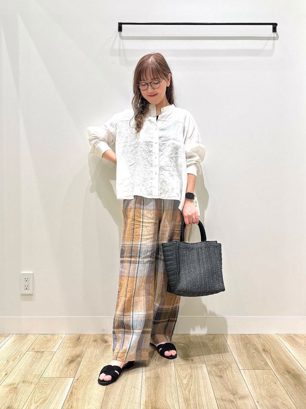 「ママコーデ、リネン、休日スタイル、低身長コーデ、30代、骨格ナチュラル、ママの体型カバー、イエベ秋、幅広、初夏のお出かけコーデ、甲高、ナチュラル×イエベ秋、ナチュラル×イエベ、ナチュラル×カジュアル、ナチュラル×低身長」｜「URBAN RESEARCH DOORSのリネンカーブスリーブブラウス（シャツ/ブラウス、ホワイト系）」を使った、ながせさん（レディース・156cm）の春コーディネートの1枚目の写真