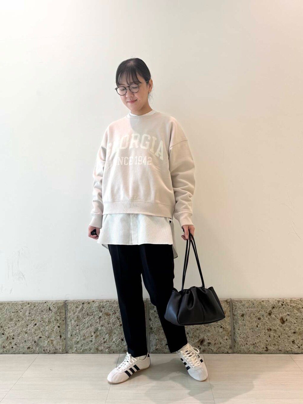 「ママコーデ、newarrival、doors、低身長コーデ、30代、骨格ナチュラル、イエベ秋、新作スニーカーコーデ、先取り春色トップスコーデ」｜「FORK&SPOONのFORK&SPOON　ダブルクロスバンドカラーシャツ（シャツ/ブラウス、その他）」を使った、ながせさん（レディース・156cm）の冬コーディネートの1枚目の写真