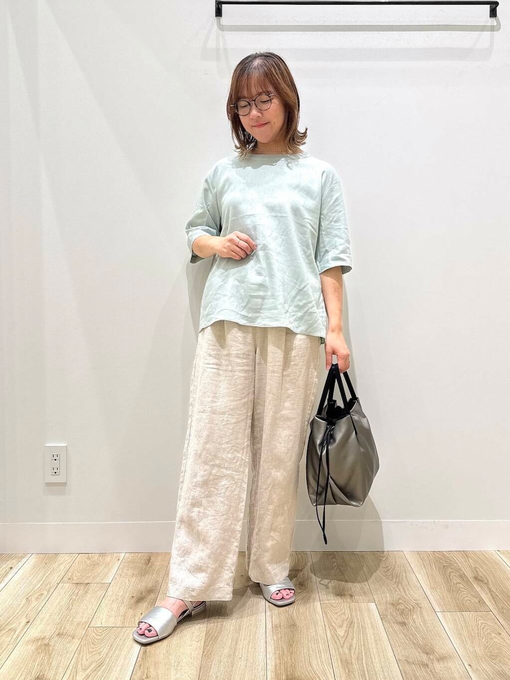 「大人カジュアル、カジュアル、ママコーデ、カジュアルコーデ、シンプルコーデ、低身長、デート、休日コーデ、doors、30代、楽ちん、ウエストゴム、体型カバー、骨格ナチュラル、30代前半」｜「URBAN RESEARCH DOORSのリネンイージーパンツ（その他パンツ、ベージュ系）」を使った、ながせさん（レディース・156cm）の夏コーディネートの1枚目の写真