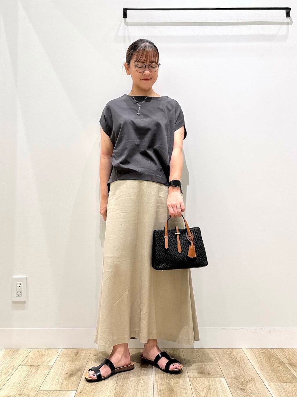 「大人カジュアル、カジュアル、ママコーデ、カジュアルコーデ、シンプルコーデ、サンダル、低身長、デート、休日コーデ、オフィスカジュアル、オフィス、30代、楽ちん、体型カバー、骨格ナチュラル」｜「URBAN RESEARCH DOORSのコットンバックタックフレンチプルオーバー（Tシャツ/カットソー、グレー系）」を使った、ながせさん（レディース・156cm）の夏コーディネートの1枚目の写真