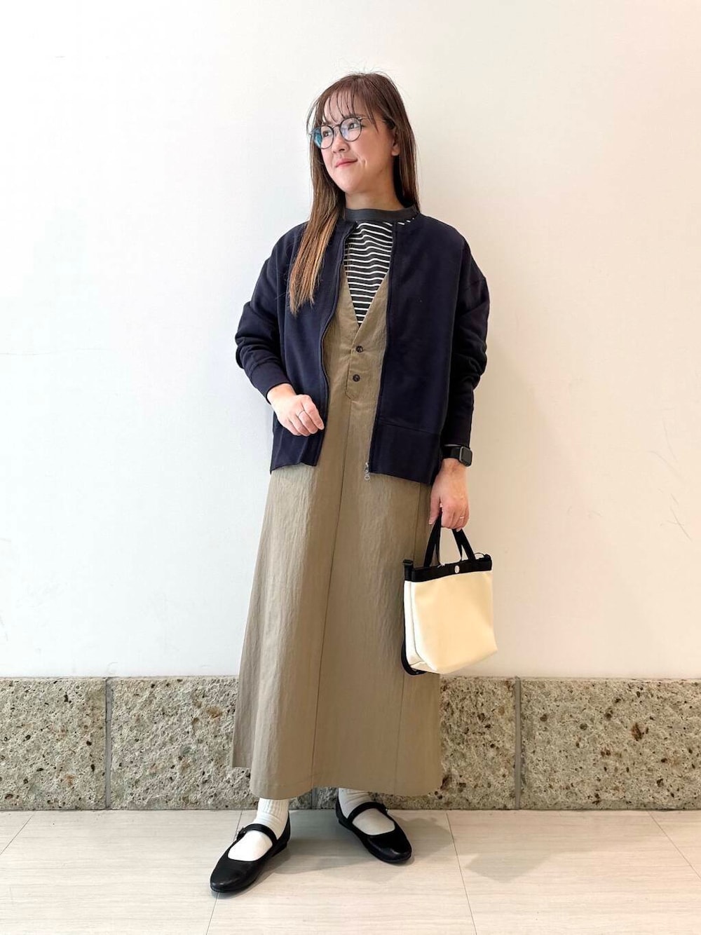 「デートコーデ、ママコーデ、newarrival、doors、低身長コーデ、30代、春アウターコーデ、ナチュラル×イエベ、ナチュラル×カジュアル」｜「FORK&SPOONのFORK&SPOON　コットンナイロンVネックワンピース（ジャンパースカート、グリーン系）」を使った、ながせさん（レディース・156cm）の春コーディネートの1枚目の写真