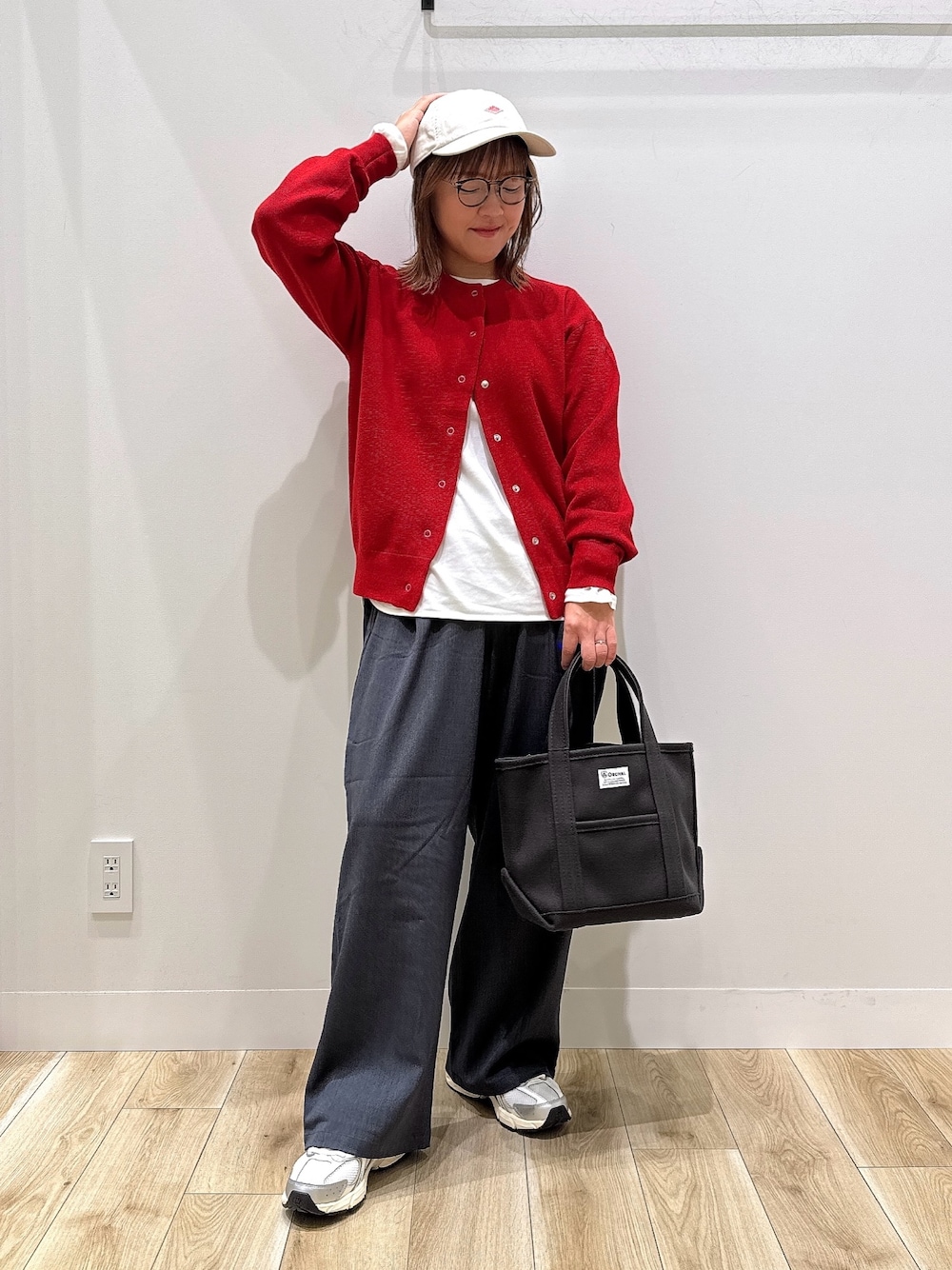 レッド系のカーディガン/ボレロ、ホワイト系のTシャツ/カットソー、グレー系のその他パンツを着用したレディースの秋コーディネートの1枚目の写真