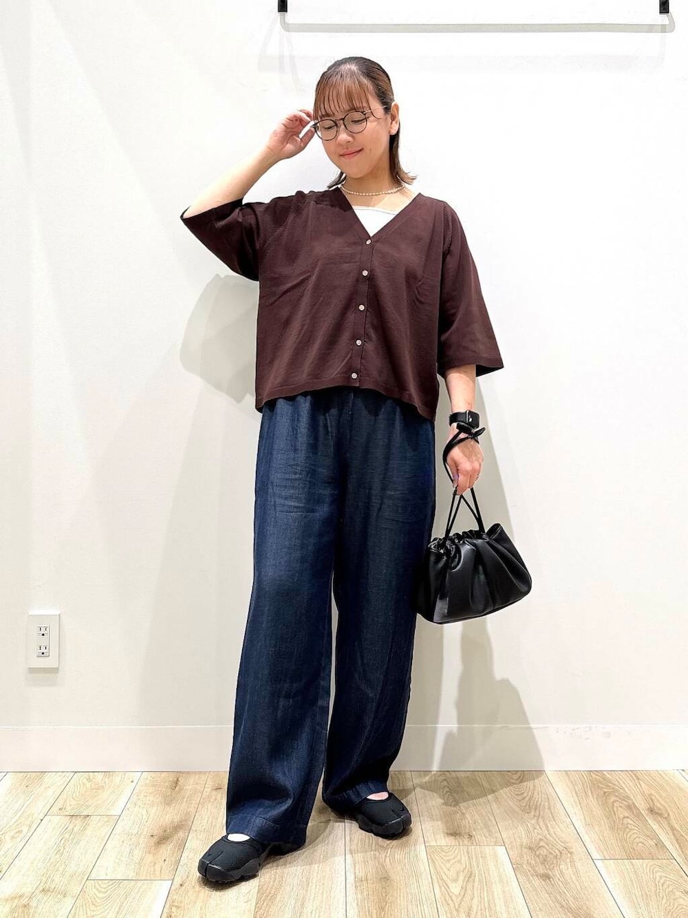 「大人カジュアル、カジュアル、ママコーデ、カジュアルコーデ、シンプルコーデ、低身長、デート、休日コーデ、doors、30代、楽ちん、ウエストゴム、体型カバー、骨格ナチュラル、30代前半」｜「URBAN RESEARCH DOORSの2WAY巾着ショルダーバッグ（ショルダーバッグ、ブラック系）」を使った、ながせさん（レディース・156cm）の夏コーディネートの1枚目の写真