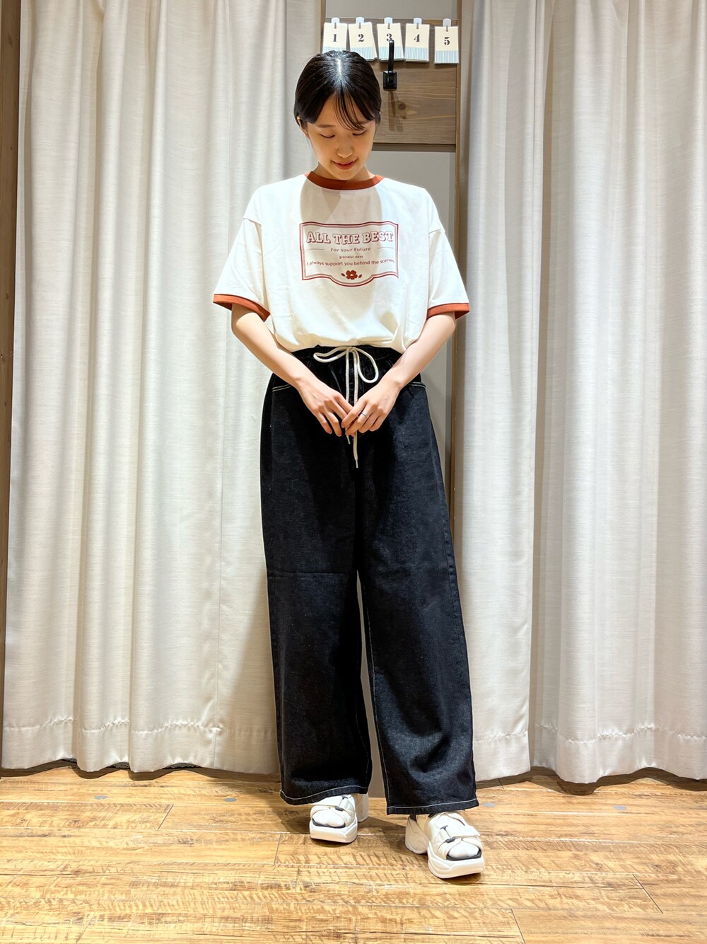 ホワイト系のTシャツ/カットソー、ホワイト系のサンダル、グレー系のその他パンツを着用したレディースの夏コーディネートの1枚目の写真