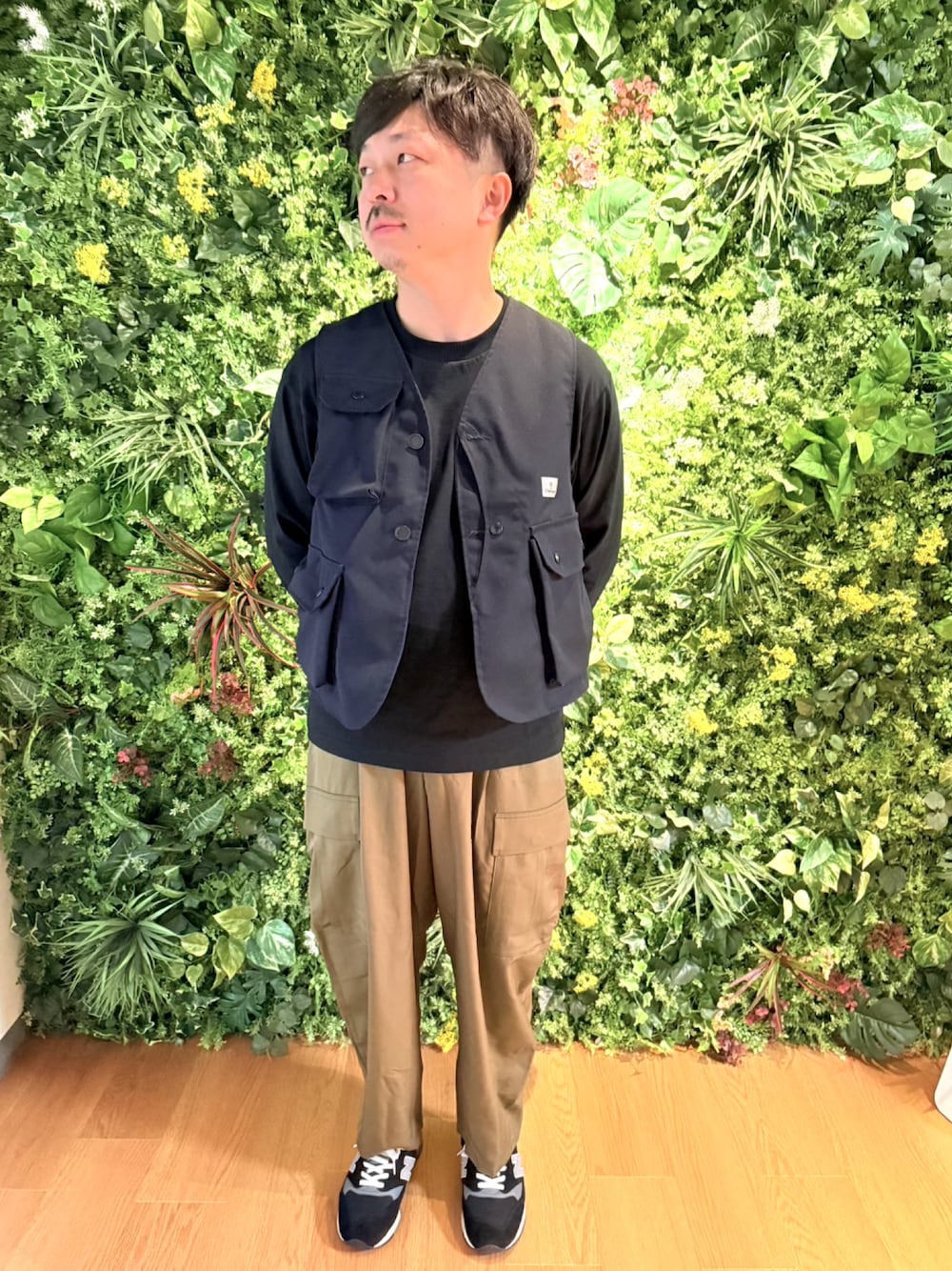 「ベスト、ワイドパンツ、ENGINEERED GARMENTS、ゆるコーデ、今日のコーデ、ストリートコーデ、ミリタリー、リラックススタイル」｜「NEW BALANCEのアイテム（スニーカー、ブラック系）」を使った、shuuuuuunchiiiさん（メンズ・168cm）の春コーディネートの1枚目の写真