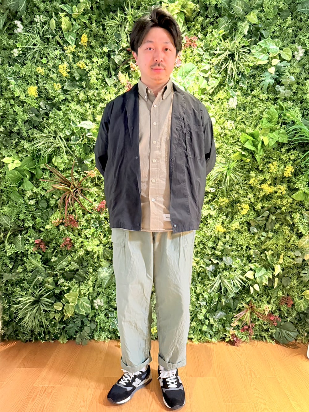「レイヤードスタイル、wtaps、大人カジュアル、モノトーン、ミリタリー、春コーデ、古着MIX」｜「BEAMS PLUSのアイテム（その他パンツ、グリーン系）」を使った、shuuuuuunchiiiさん（メンズ・168cm）の春コーディネートの1枚目の写真