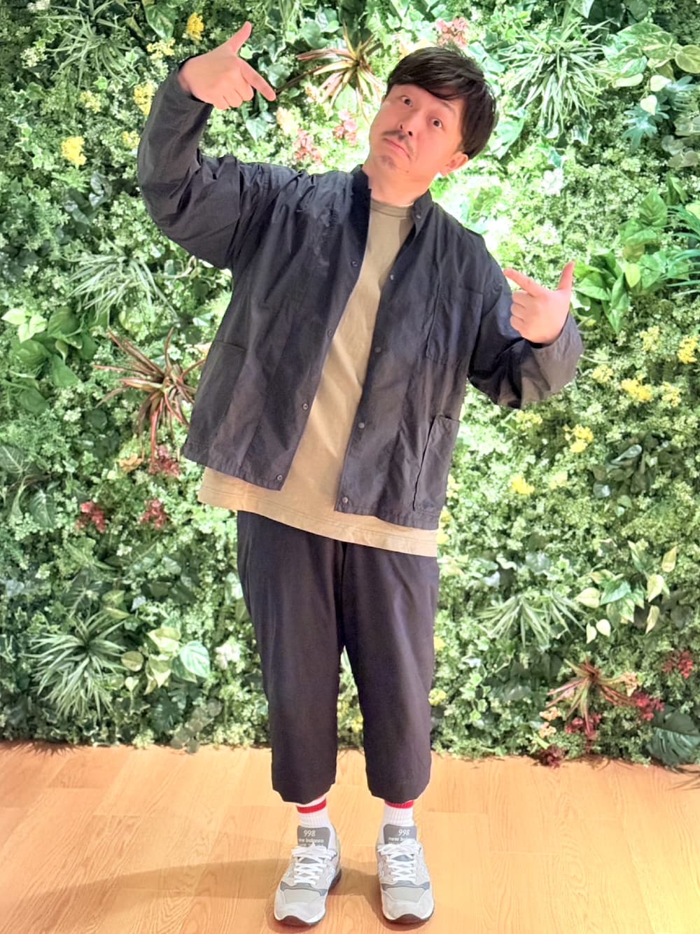 「MUJI Labo、COMME des GARCONS、N.HOOLYWOOD、stussy、New Balance、春夏コーデ、ブラックコーデ、シンプルスタイル、チェック、大人カジュアル、春めき満開コーデ」｜「NEW BALANCEのアイテム（スニーカー、グレー系）」を使った、shuuuuuunchiiiさん（メンズ・168cm）の春コーディネートの1枚目の写真