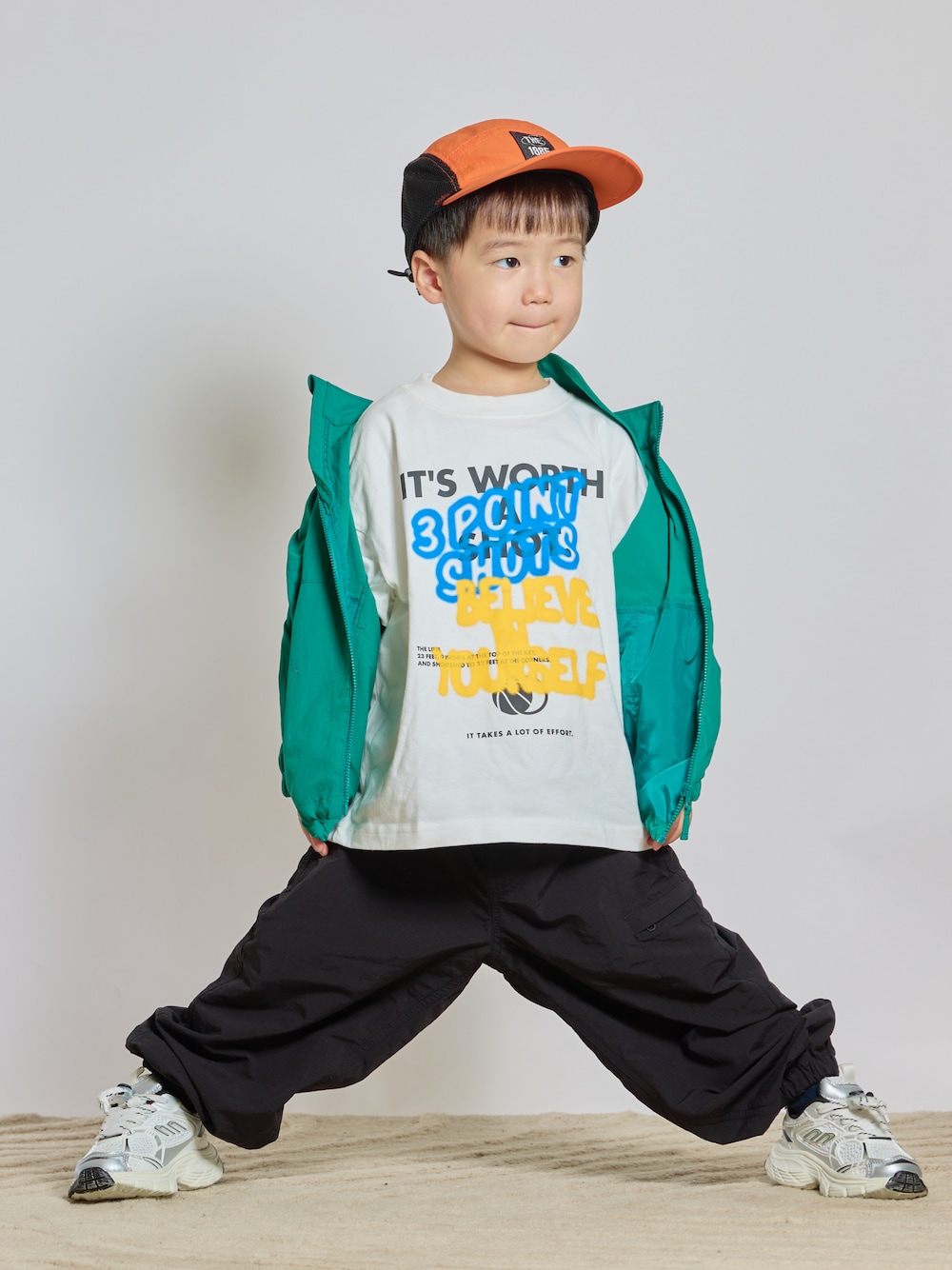 「プチプラ、スポーツミックス、ストリート、スニーカー、厚底シューズ、Tシャツ、ロゴT、カーゴパンツ、パーカー、春夏コーデ、キャップ」｜「GUのアイテム（Tシャツ/カットソー、ホワイト系）」を使った、STKくんさん（キッズ・100cm）の夏コーディネートの1枚目の写真