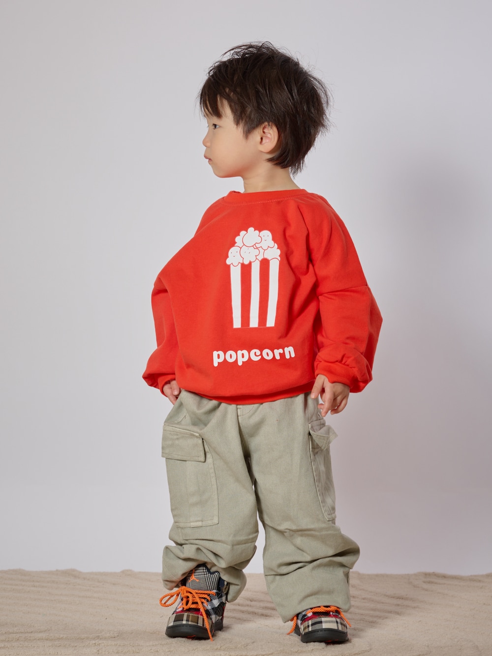 「パステルカラー、パステル映える春、スニーカー、カーゴパンツ、シンプルコーデ、カジュアルコーデ、春色、むすこーで、おとこのこ、男の子、春服みてみて、赤、韓国子供服」｜「韓国子供服のアイテム（スウェット、レッド系）」を使った、STKくんさん（キッズ・90cm）の春コーディネートの1枚目の写真