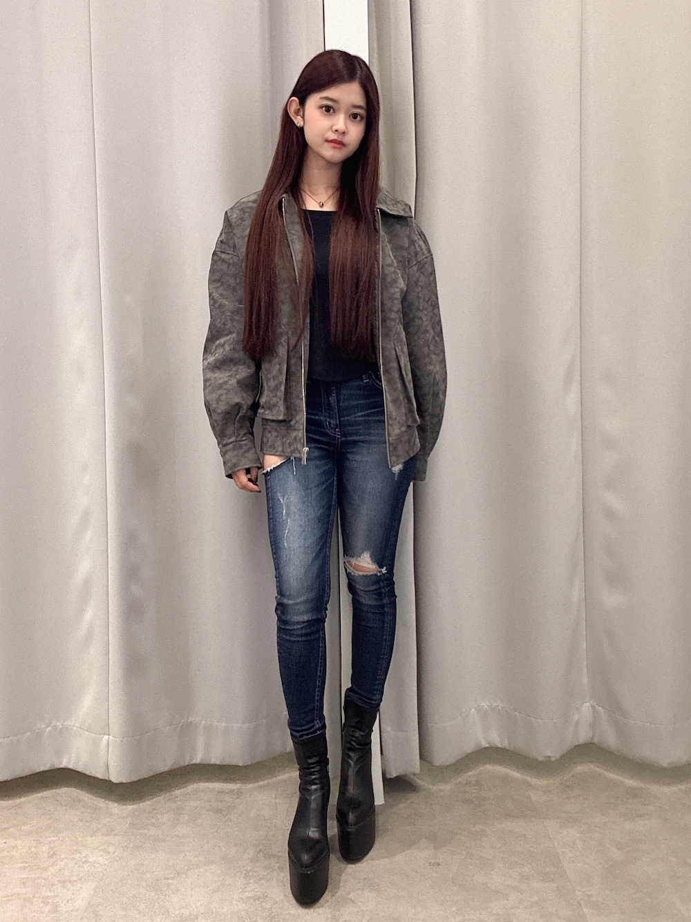 ブラック系のTシャツ/カットソー、その他のブルゾン、ブルー系のデニムパンツを着用したレディースの秋コーディネートの1枚目の写真