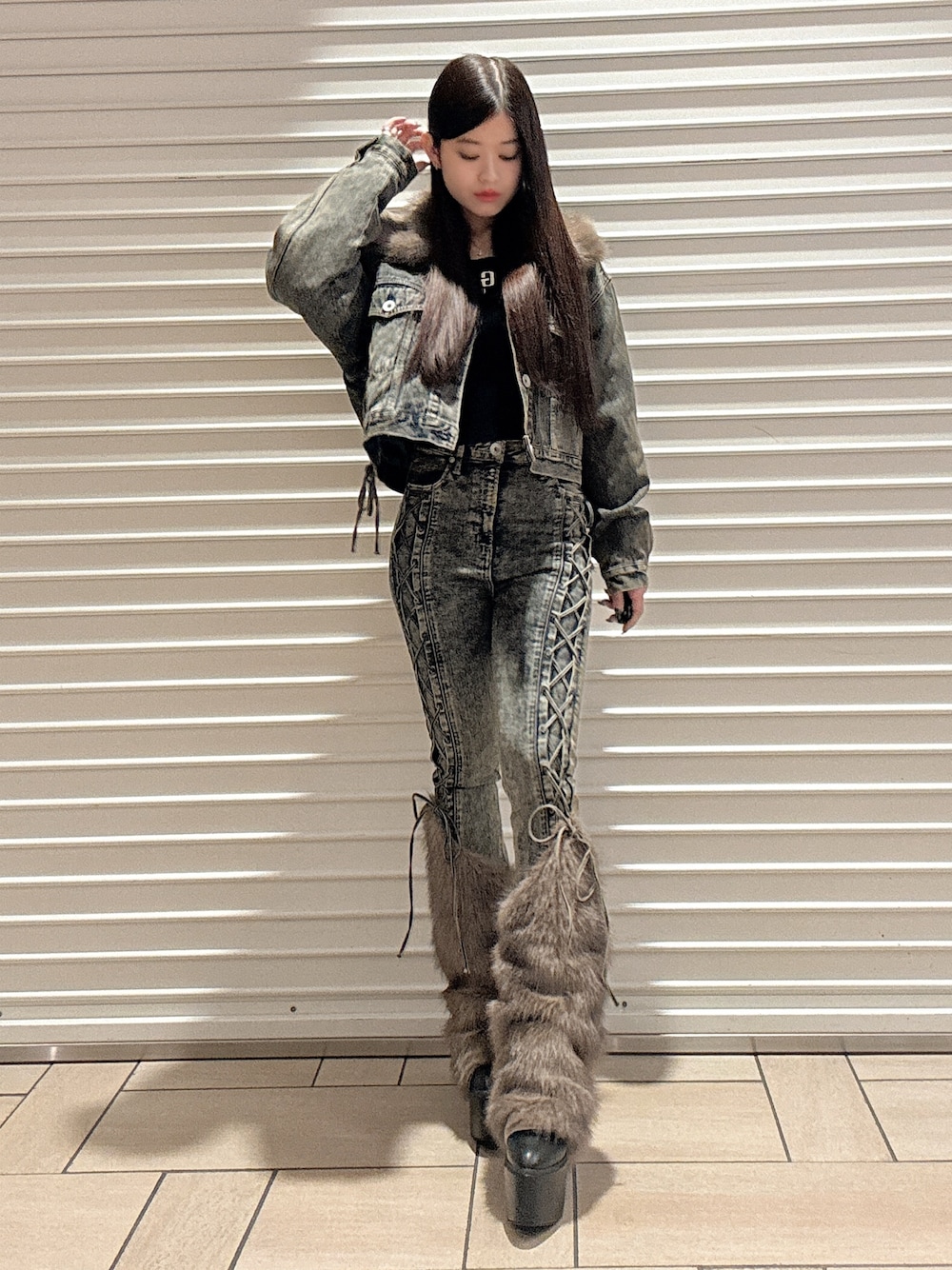 ブラック系のニット/セーター、ブルー系のデニムパンツ、ブルー系のデニムジャケットを着用したレディースの秋コーディネートの1枚目の写真