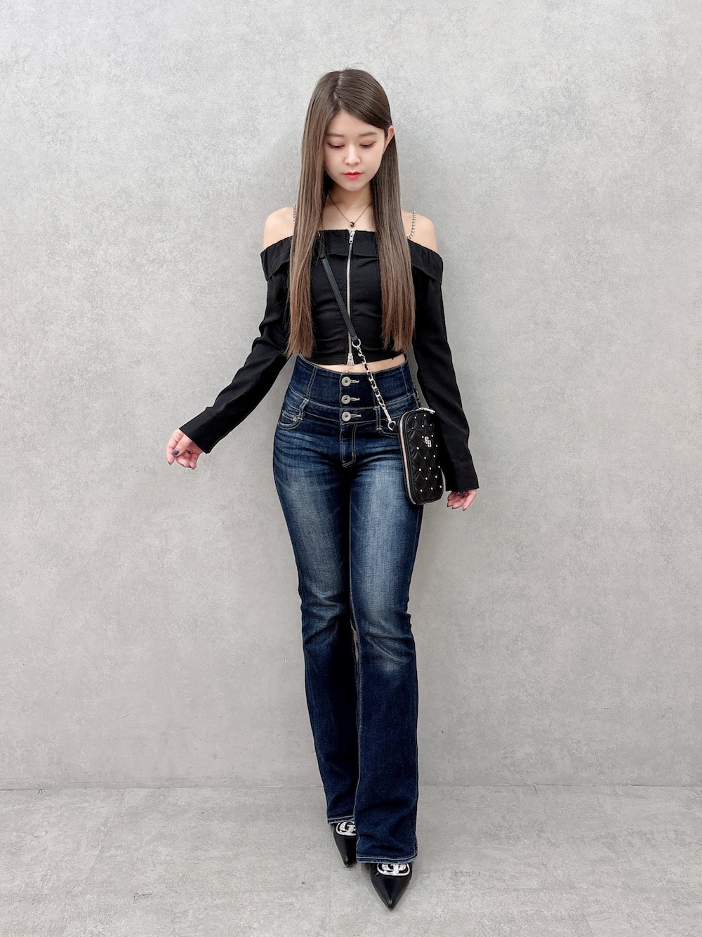 ブラック系のシャツ/ブラウス、ブルー系のデニムパンツ、ブラック系のショルダーバッグを着用したレディースの春コーディネートの1枚目の写真