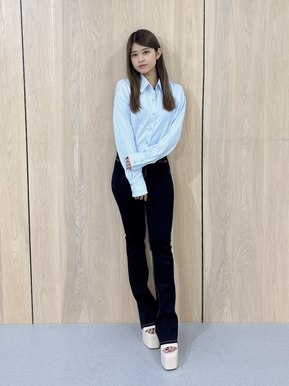 ブルー系のシャツ/ブラウス、ブラック系のデニムパンツ、ホワイト系のサンダルを着用したレディースの夏コーディネートの1枚目の写真