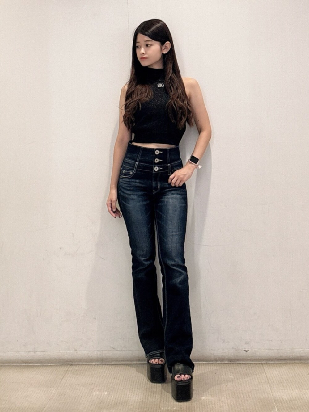 ブラック系のサンダル、ブラック系のニット/セーター、ブルー系のデニムパンツを着用したレディースの夏コーディネートの1枚目の写真