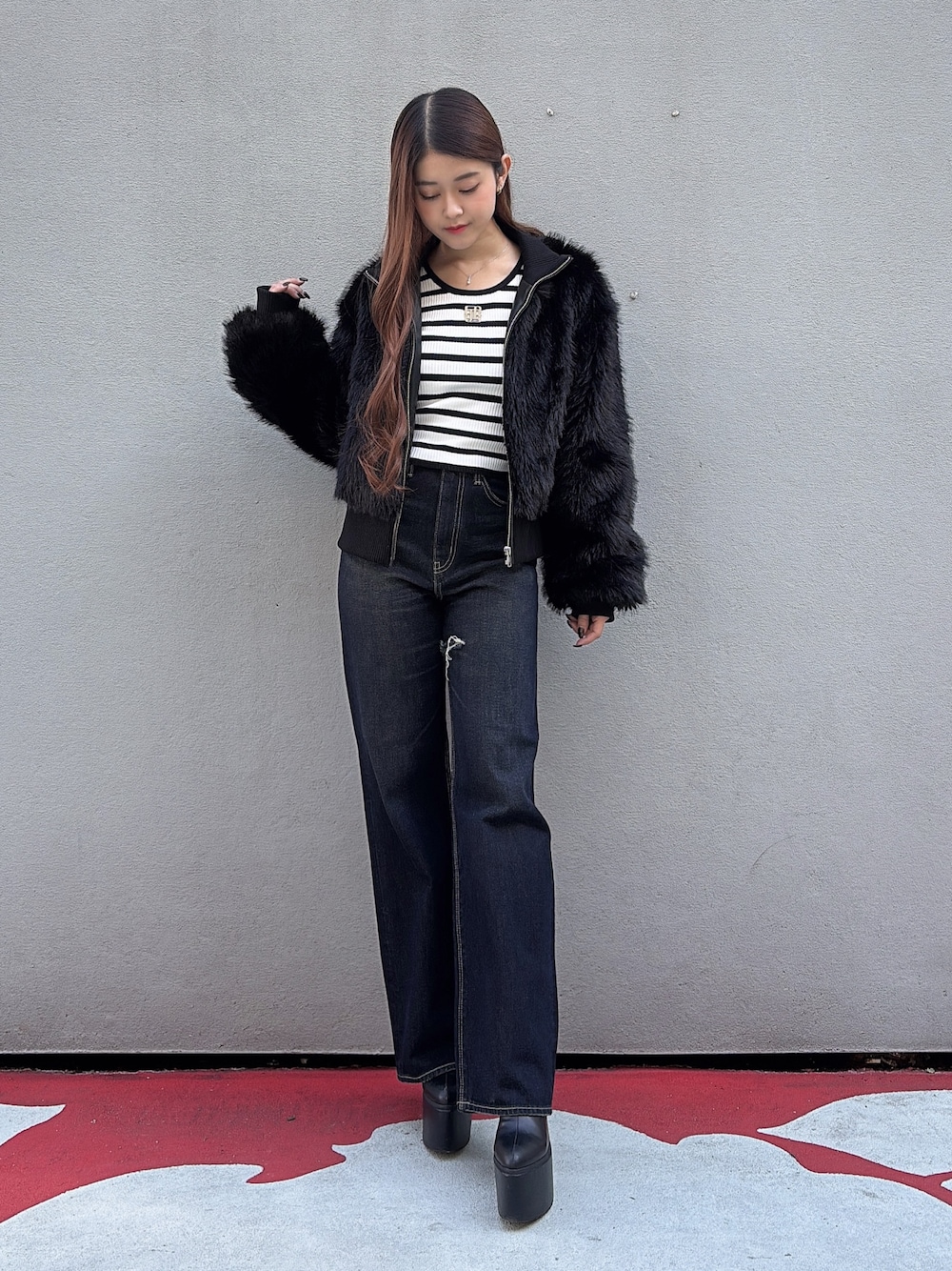 ブラック系のその他アウター、その他のニット/セーター、ブルー系のデニムパンツを着用したレディースの冬コーディネートの1枚目の写真