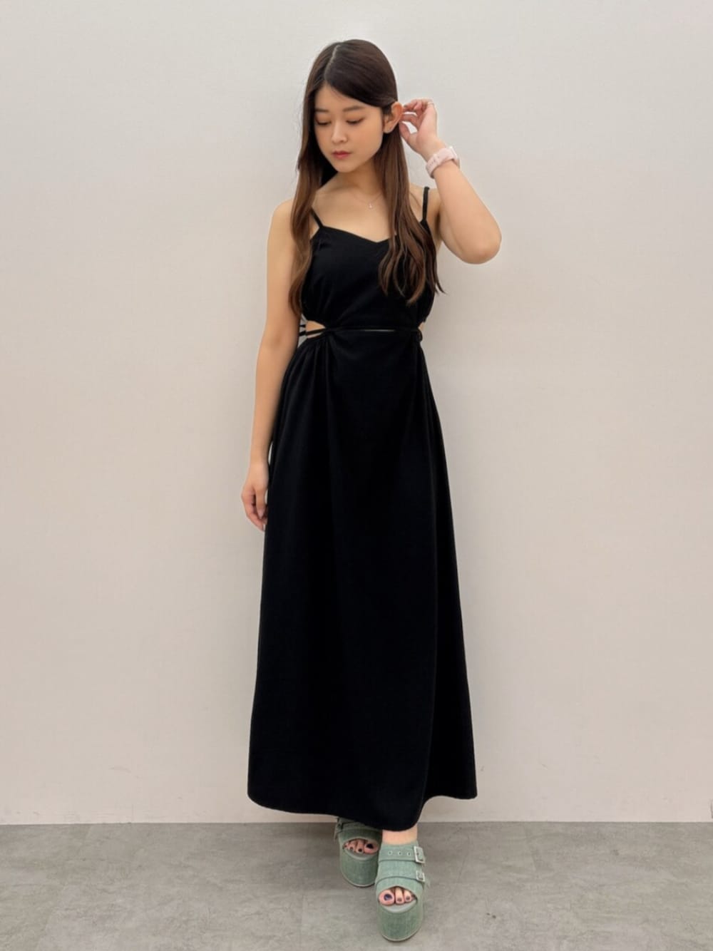 ブラック系のワンピース、ブルー系のサンダルを着用したレディースの夏コーディネートの1枚目の写真