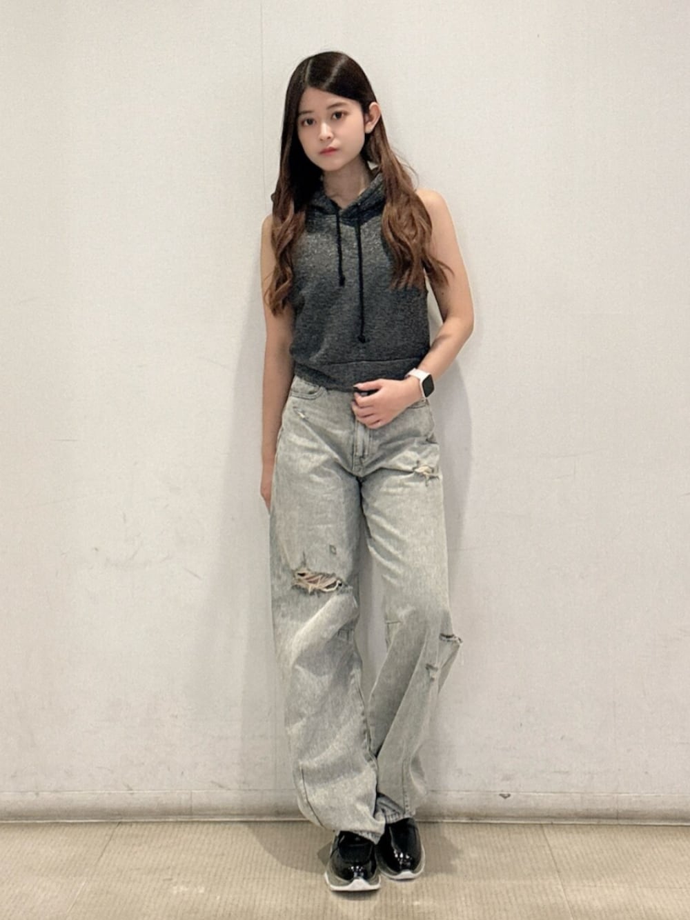 ブルー系のデニムパンツ、ブラック系のTシャツ/カットソー、ブラック系のスニーカーを着用したレディースの夏コーディネートの1枚目の写真