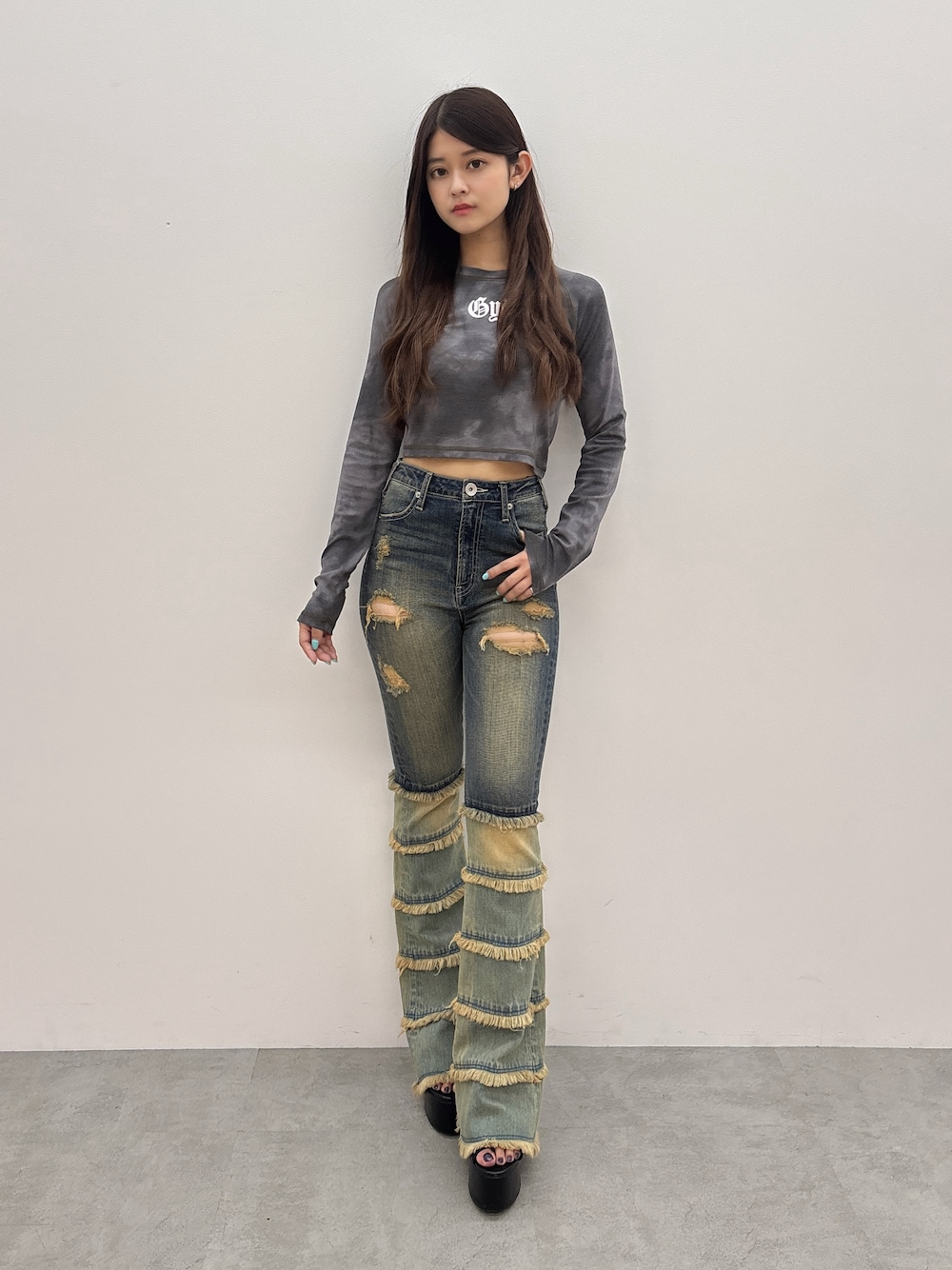 ブラック系のTシャツ/カットソー、ブルー系のデニムパンツ、ブラック系のサンダルを着用したレディースの夏コーディネートの1枚目の写真