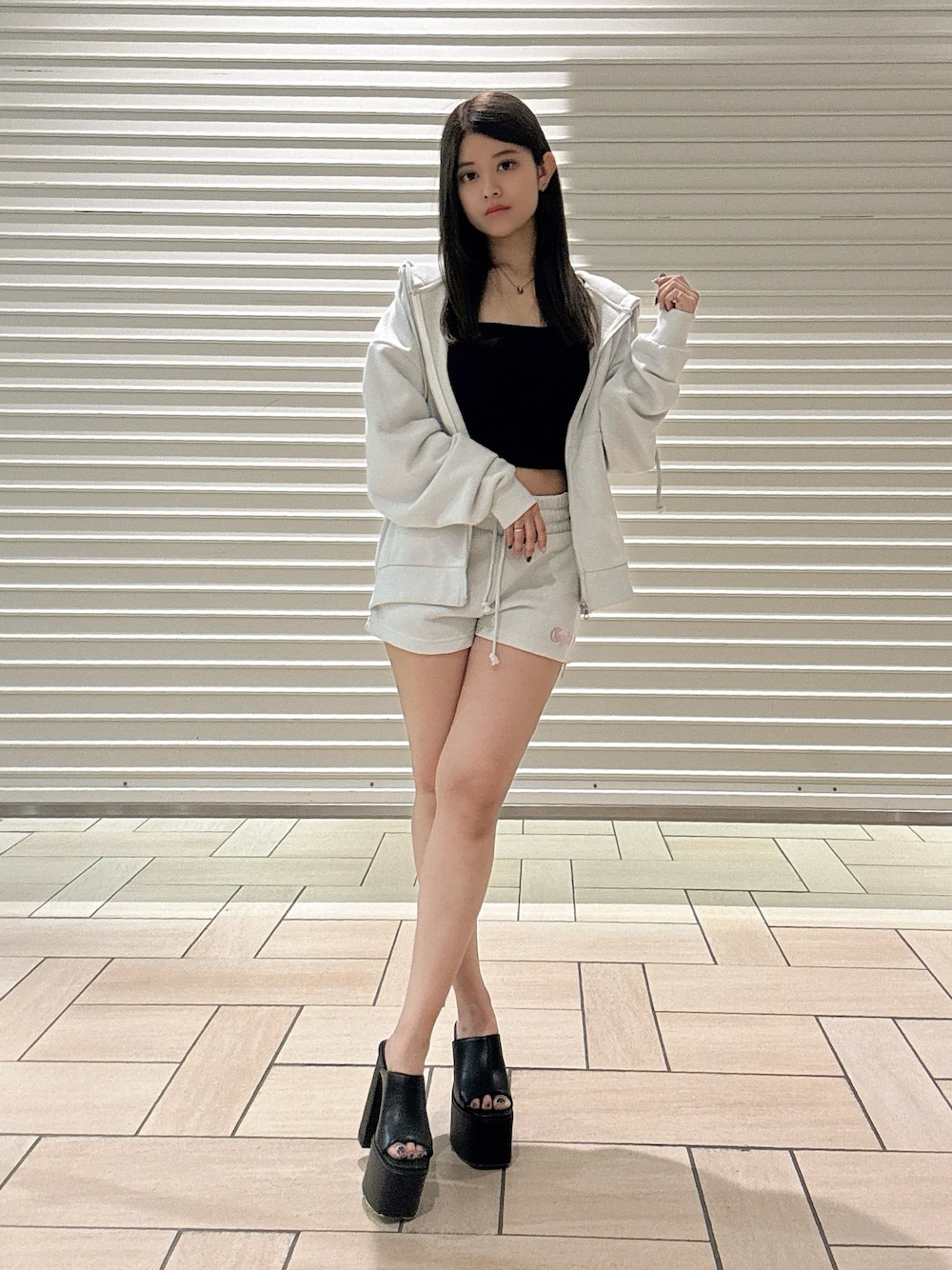 ブラック系のキャミソール、ホワイト系のパーカー、ホワイト系のその他パンツを着用したレディースの夏コーディネートの1枚目の写真