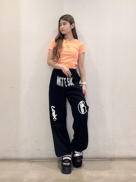 「GYDA（ジェイダ）のGLITTER GG Tシャツ（Tシャツ/カットソー、オレンジ系）」を使った、Hitomiさん（レディース・150cm）の春コーディネート