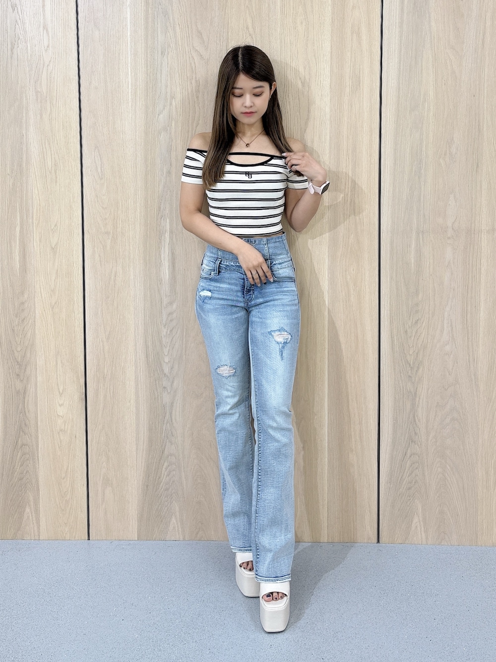 その他のTシャツ/カットソー、ブルー系のデニムパンツ、ホワイト系のサンダルを着用したレディースの夏コーディネートの1枚目の写真