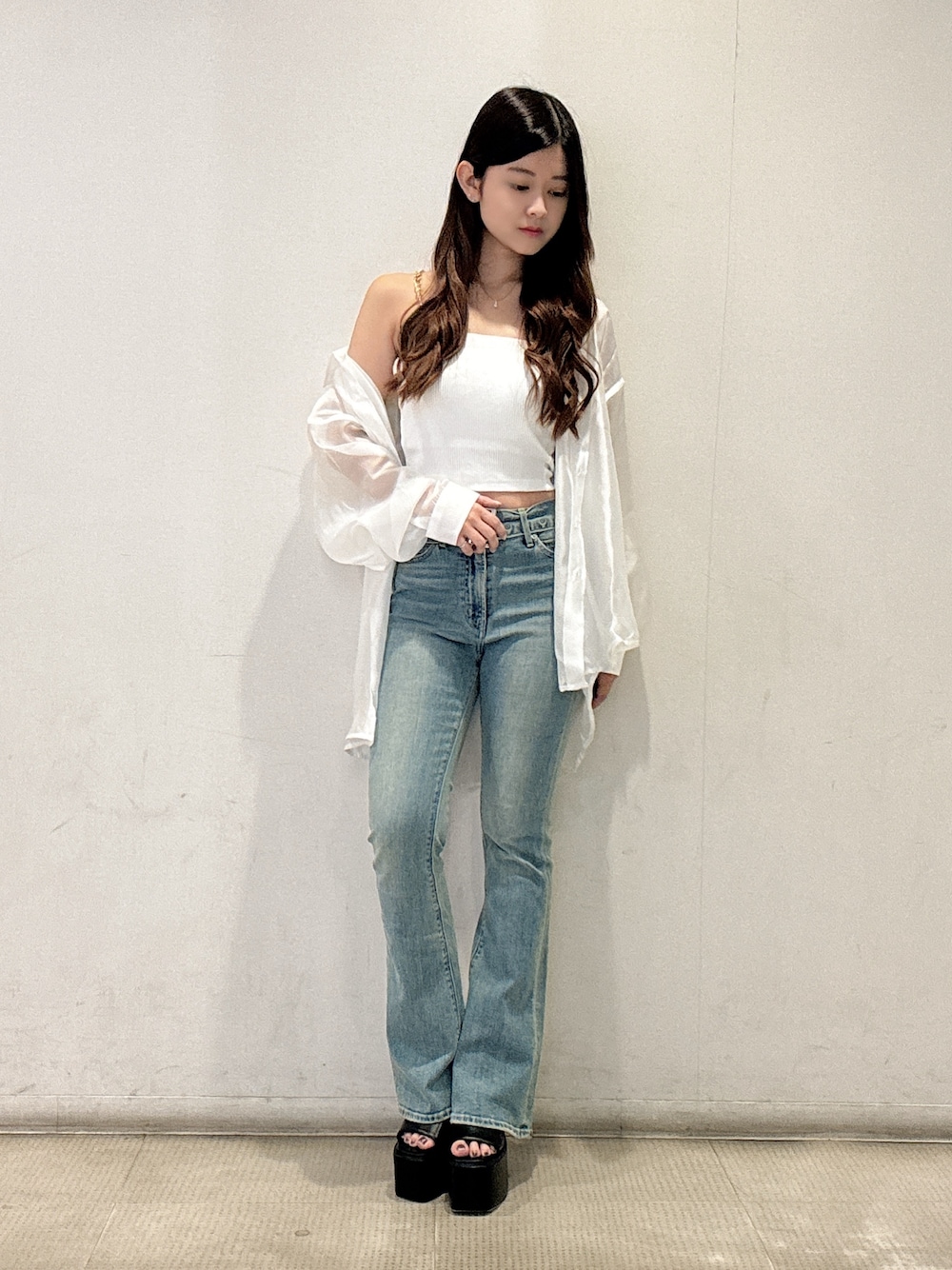 ホワイト系のキャミソール、ホワイト系のシャツ/ブラウス、ブルー系のデニムパンツを着用したレディースの夏コーディネートの1枚目の写真