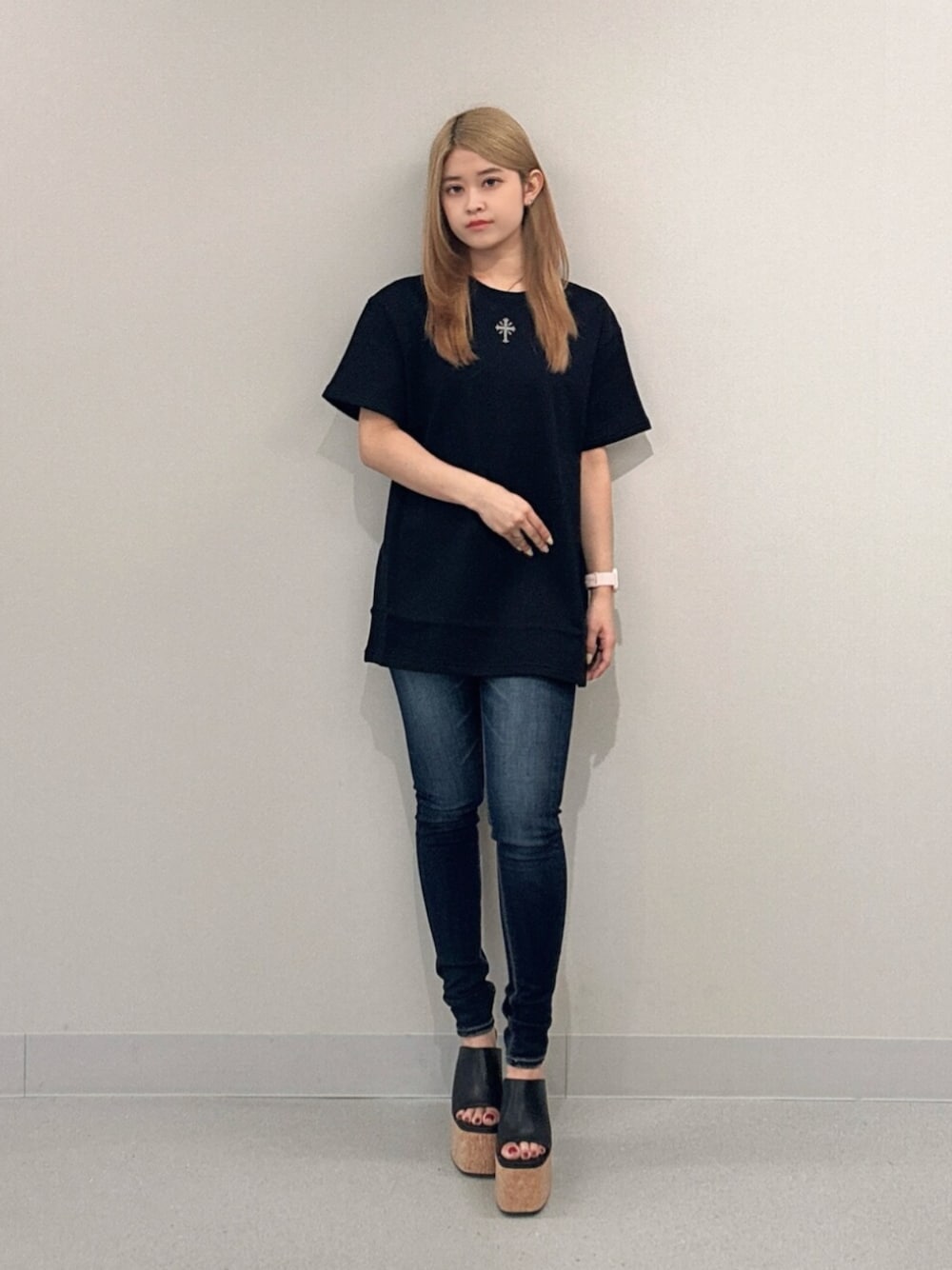ブルー系のデニムパンツ、ブラック系のサンダル、ブラック系のTシャツ/カットソーを着用したレディースの夏コーディネートの1枚目の写真