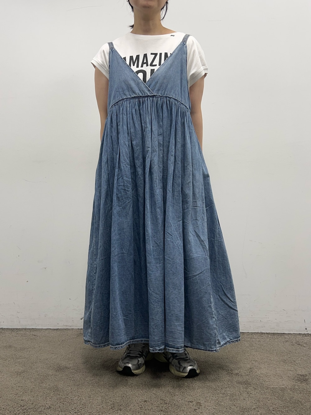 「デニム、ロゴT、白Tシャツ、夏コーデ、大人かわいい、夏服コーデ、お出かけコーデ、大人カジュアル、v2krun、NIKE、ワンピース、低身長女子、40代ファッション、40代、40代コーデ」｜「PUAL CE CINの【WEB限定】綿麻デニムワンピース（ワンピース、ブルー系）」を使った、staff Eさん（骨格ナチュラル・レディース・155cm）の夏コーディネートの1枚目の写真