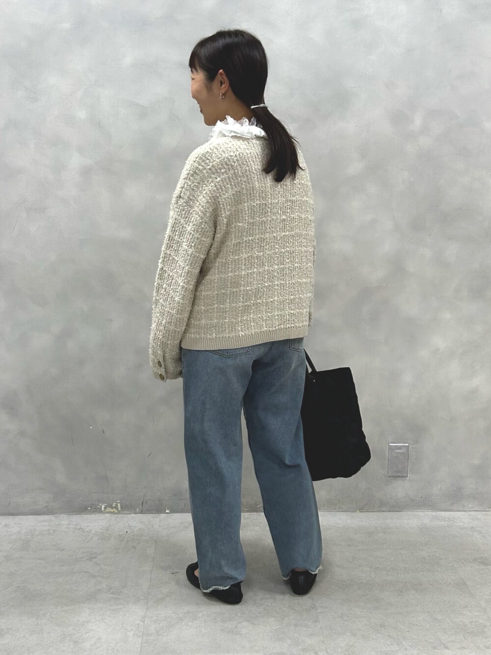 ホワイト系のカーディガン/ボレロ、ホワイト系のシャツ/ブラウス、ブルー系のデニムパンツを着用したレディースの夏コーディネートの2枚目の写真