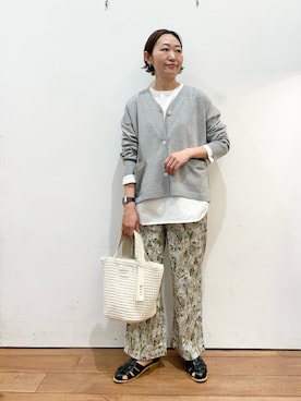 「URBAN RESEARCH DOORS（アーバンリサーチドアーズ）のウォッシャブルブライトカーディガン｜春服/春ニット/洗濯可/オフィスカジュアル/通勤（カーディガン/ボレロ、グレー系）」を使った、ちばななこさん（レディース・154cm）の春コーディネート