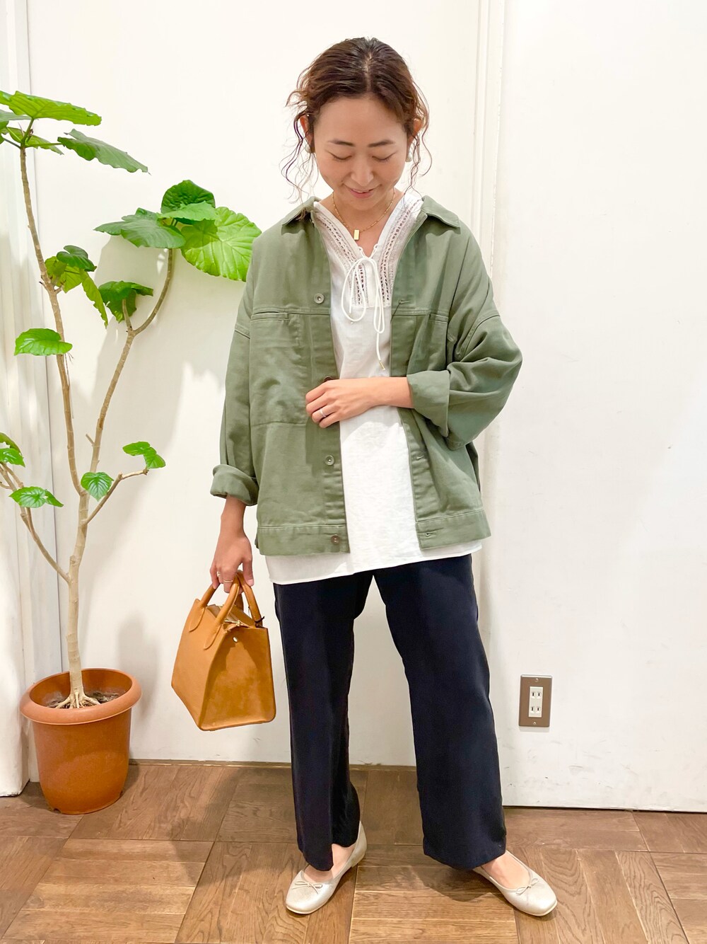 「アーバンリサーチドアーズ、アーバン リサーチ ドアーズ(URBAN RESEARCH DOORS)、URBAN RESEARCH DOORS、URBAN RESEARCH DOORS WOMENS、ママコーデ、カジュアル、大人カジュアル、ジャケット、ドルマンジャケット」｜「URBAN RESEARCH DOORSのボイルレースアップブラウス（シャツ/ブラウス、ホワイト系）」を使った、urd_nanakoさん（レディース・154cm）の秋コーディネートの1枚目の写真