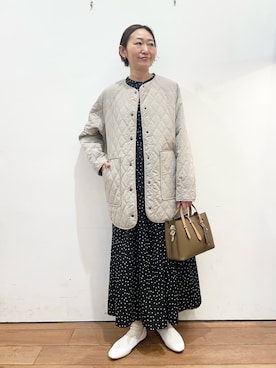「URBAN RESEARCH DOORS（アーバンリサーチドアーズ）の『撥水』カポックキルトミドルジャケット| 春アウター/中綿/ミドル丈/ライトアウター/はっ水/軽量（ダウンジャケット/コート、グレー系）」を使った、ちばななこさん（レディース・154cm）の春コーディネート