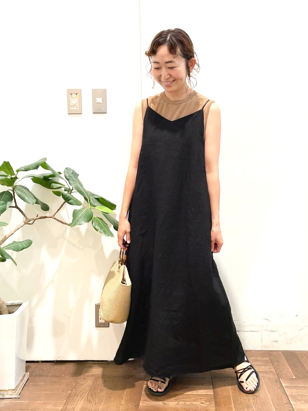 「アーバンリサーチドアーズ、アーバン リサーチ ドアーズ(URBAN RESEARCH DOORS)、URBAN RESEARCH DOORS、URBAN RESEARCH DOORS WOMENS、夏コーデ、キャミワンピ、キャミソールワンピース、ワンピース、teva、ママコーデ」｜「URBAN RESEARCH DOORSのリネンキャミワンピース（ワンピース、ブラック系）」を使った、urd_nanakoさん（レディース・154cm）の夏コーディネートの1枚目の写真