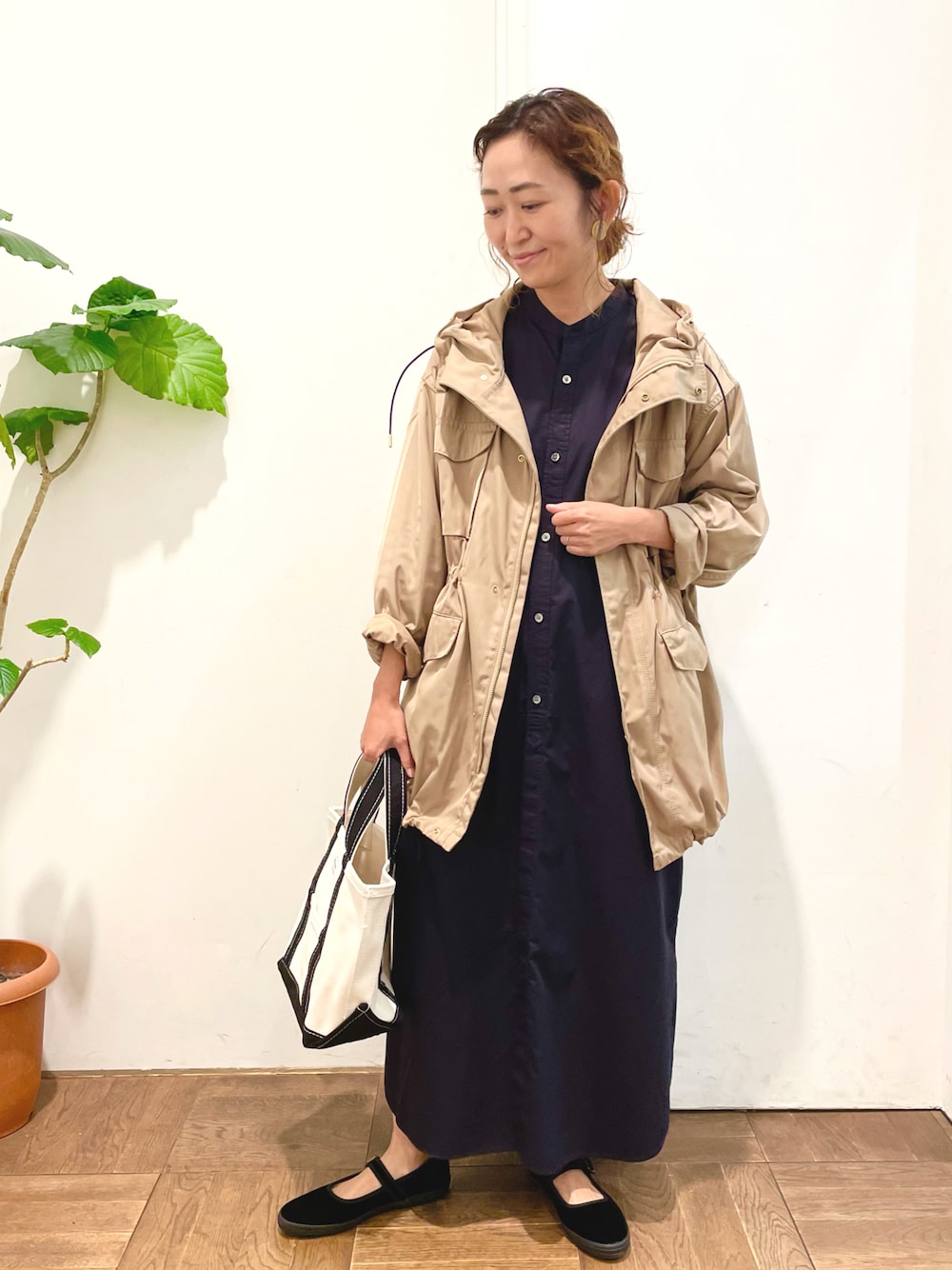 ベージュ系のミリタリージャケット、ブルー系のワンピース、ブラック系のその他シューズを着用したレディースの秋コーディネートの1枚目の写真