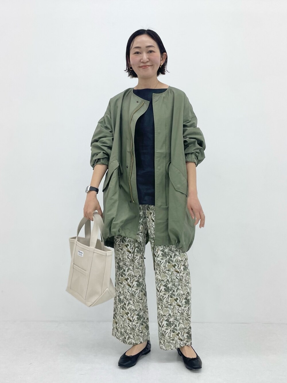 「URBAN RESEARCH DOORS、URBAN RESEARCH DOORS WOMENS、アーバンリサーチドアーズ、ママコーデ、春アウター、モッズコート、30代コーデ、きれいめカジュアル、キレイめカジュアル」｜「URBAN RESEARCH DOORSのやわらかバレエシューズ（パンプス、ブラック系）」を使った、urd_nanakoさん（レディース・154cm）の春コーディネートの1枚目の写真