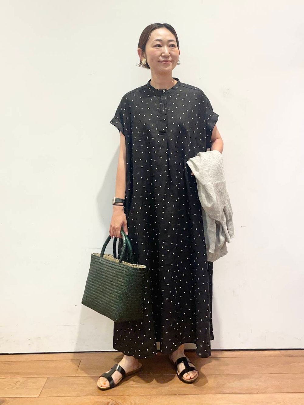 「大人カジュアル、urbanresearchdoors、ママコーデ、アーバンリサーチドアーズ、低身長コーデ、30代、ママファッション、キレイめカジュアル、リネン着こなし術」｜「URBAN RESEARCH DOORSのリネンVネックカーディガン（カーディガン/ボレロ、グレー系）」を使った、urd_nanakoさん（レディース・154cm）の夏コーディネートの1枚目の写真